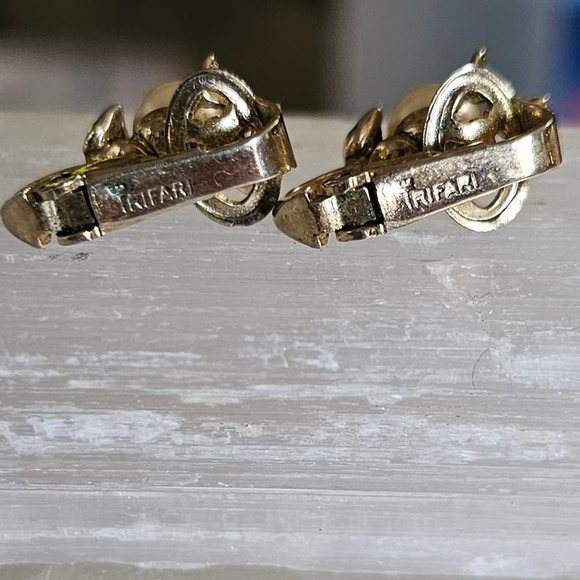 Vintage Signed Crown Trifari Pearl and Crystal Earrings Clip on - Picture 2 of 3